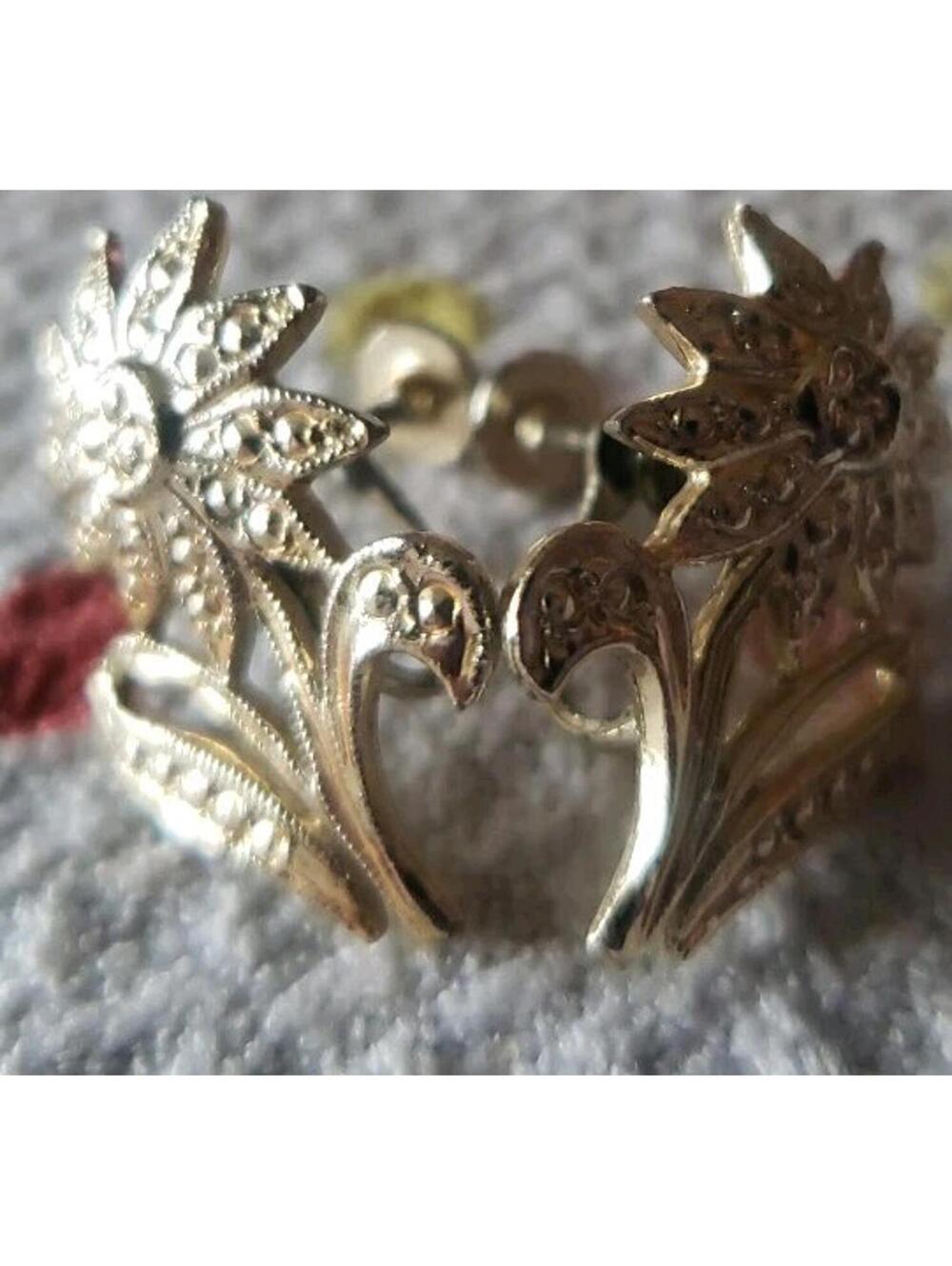 Screwback Vintage Flower Gold Tone Botanical